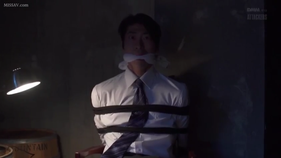 领带 · 暗室 · 昏暗灯光 · 无助 · 头部特写 · 口塞物