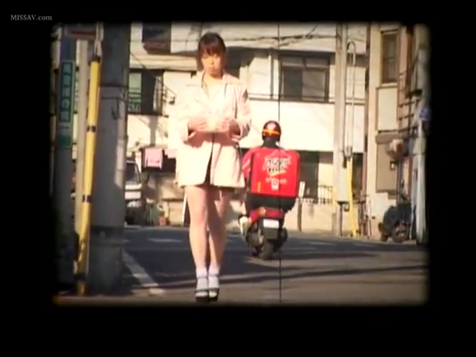 平静 · 厚底鞋 · 日本街道 · 腿部特写 · 阳光照射 · 电瓶车