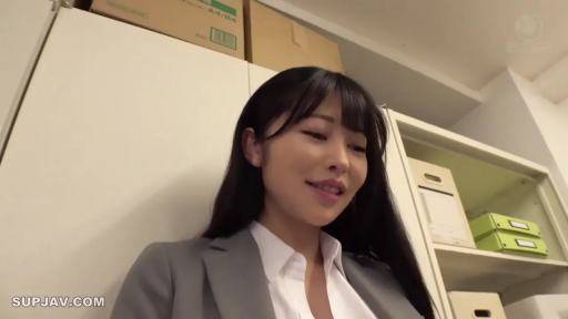 办公室 · 温柔 · 灰色职业西装外套 · 面部特写