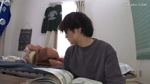 放松 · 卧室 · 衣物 · 深灰色圆领长袖 · 男子侧脸
