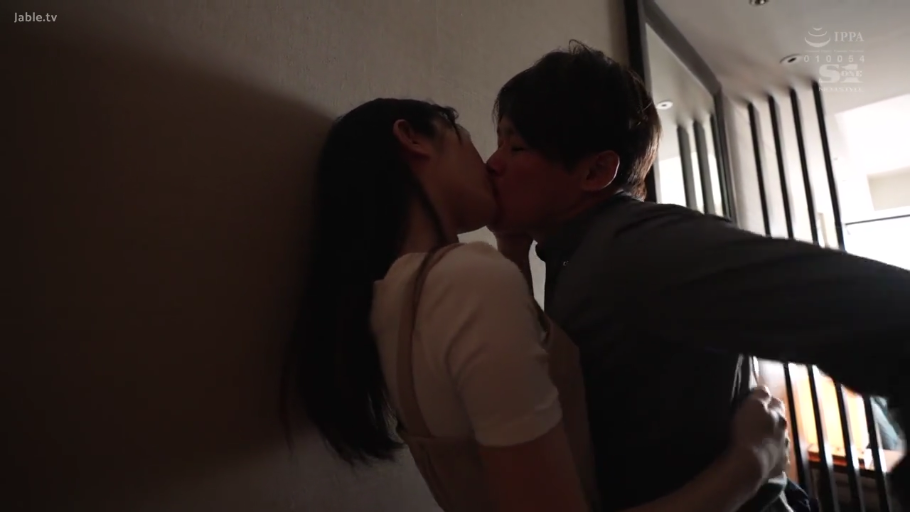 房间 · 偷情 · 连衣裙 · 站立拥抱 · 抚摸臀部 · 电视 · 全身远景