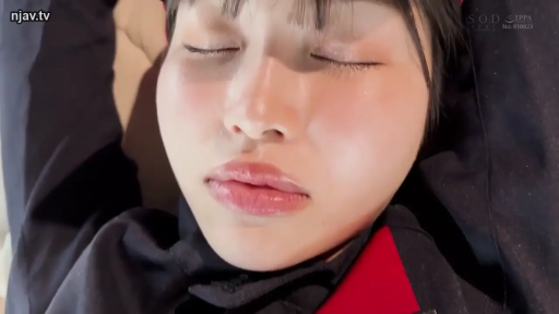 室内 · 面部特写 · 躺姿 · 黑色制服