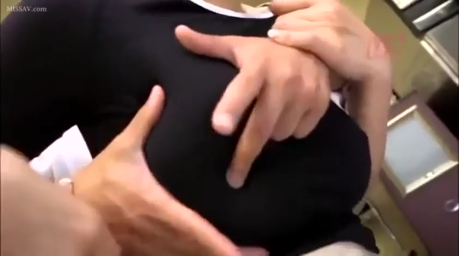 室内 · 胸部特写 · 巨乳 · 站姿 · 黑色紧身衣 · 隔衣揉乳