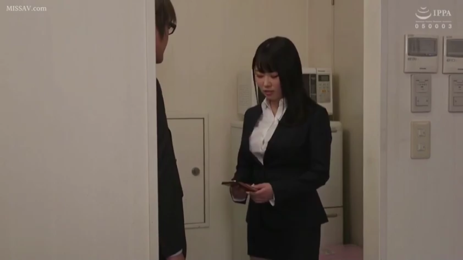 室内 · 交谈 · 站立 · 中景 · 平静 · 职业装 · 手机 · OL