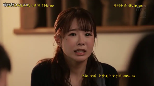 室内 · 座り姿勢 · 会話 · 委屈 · 顔のクローズアップ · 长发 · 黑色针织衫