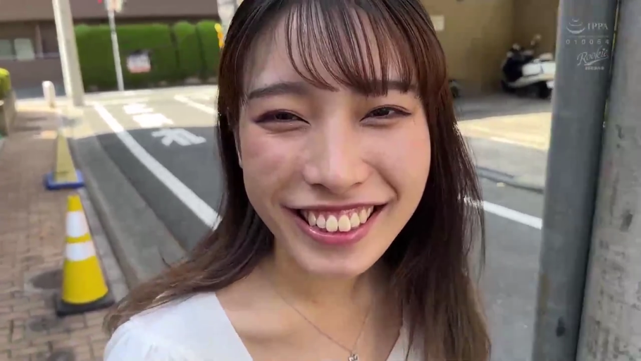 灿烂微笑 · 面部特写 · 白色上衣 · 自然光 · 户外街道 · 项链