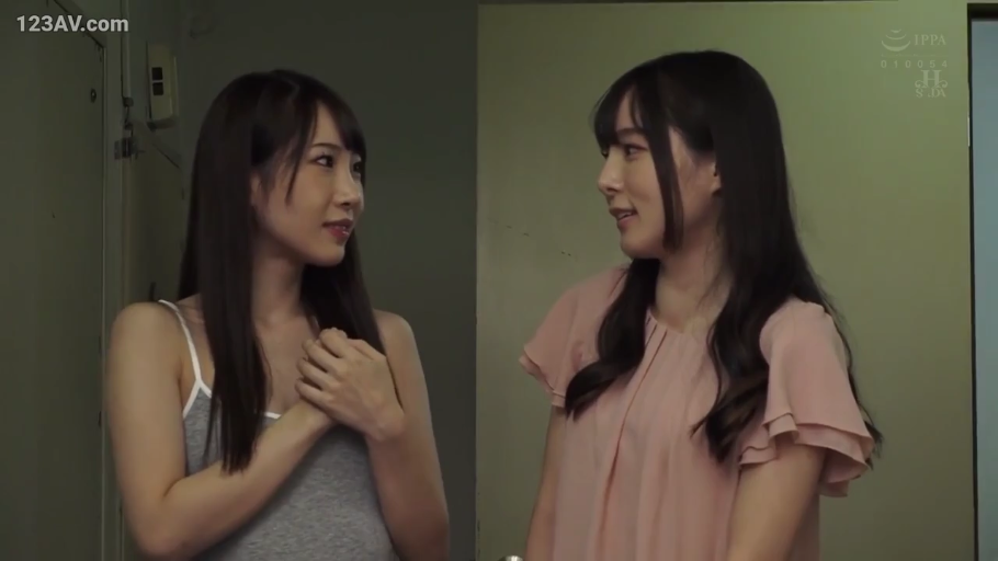 室内 · 交谈 · 中景 · 微笑 · 日本AV · 面对面站立 · 灰色吊带