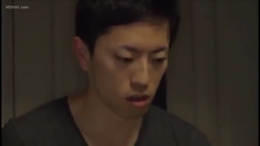 室内 · 低头 · 专注 · 面部特写 · 凝视 · 男性 · 黑色V领T恤