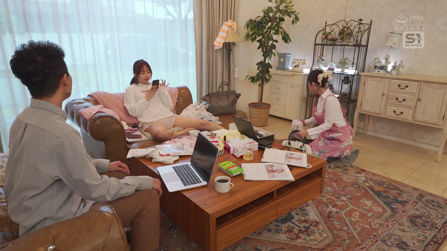 客厅 · 杂物 · 白色长袖卫衣 · 自然日常 · 日常家居生活