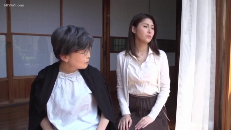 专注 · 眼镜 · 日式房屋 · 黑色披肩 · 中景镜头