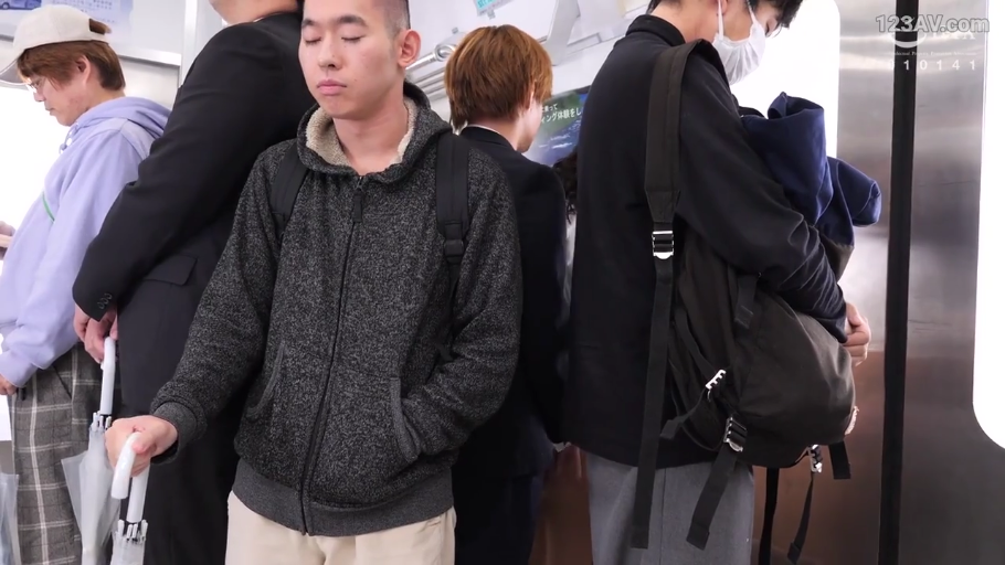 无表情 · 公共交通 · 雨伞 · 口罩 · 日常写实风格 · 站立男性的面部特写