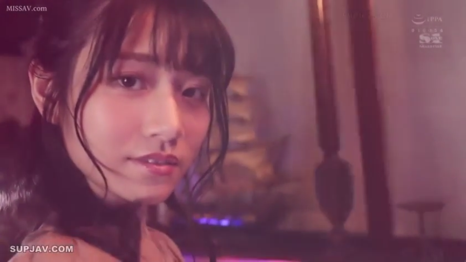 室内 · 深情凝视 · 眼神特写 · 裸露肩部 · 柔光效果