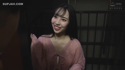 室内 · 第一视角 · 站立 · 半身 · 对视 · 笑容 · 粉色针织衫