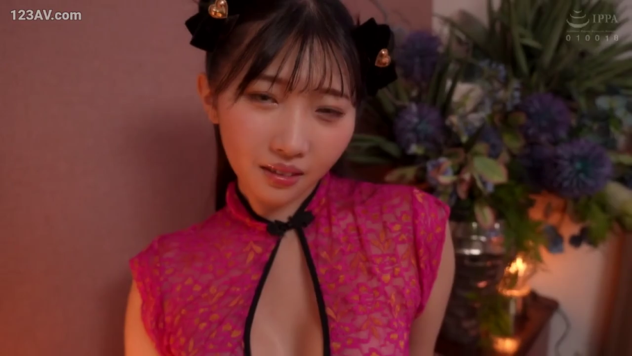 室内 · 面部特写 · 凝视 · 亚洲女性 · 迷离诱惑 · 正对镜头 · 背景花卉 · 桃红色蕾丝旗袍