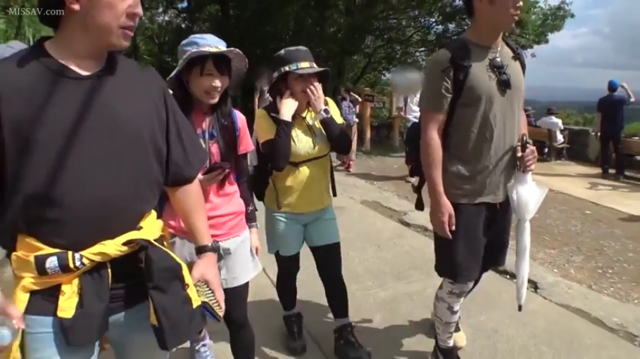 行走 · 愉悦微笑 · 无特写 · 登山包 · 户外运动装 · 山间游步道 · 徒步观光