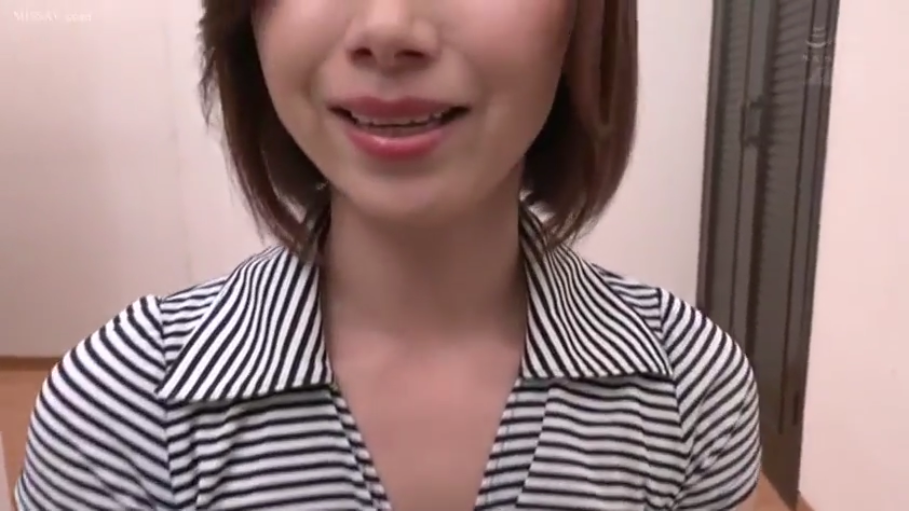 条纹衬衫 · 面对镜头 · 房间 · 笑容 · 正面 · 胸部以上 · 棕色短发