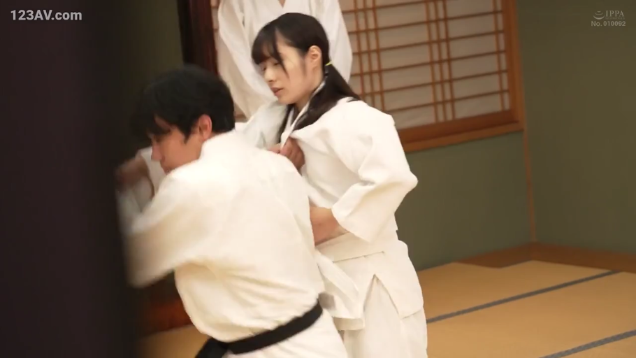 专注 · 道场 · 白色柔道服 · 两人上半身特写