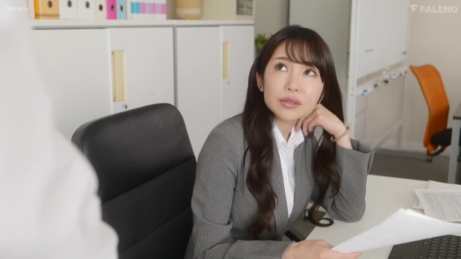 抬头注视 · 办公室 · 灰色西装外套 · 面部特写 · 文件