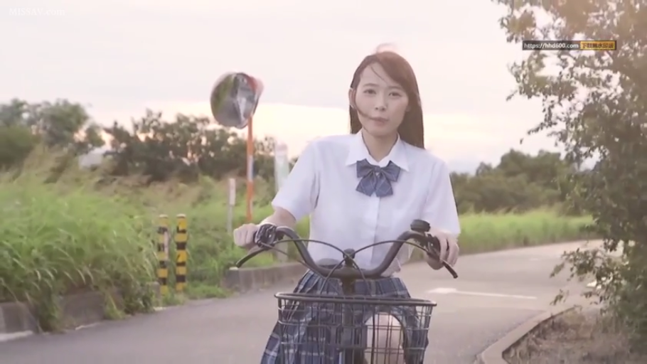 微笑 · 乡间小路 · 日间 · 自行车 · 蓝格百褶裙 · 脸部中景