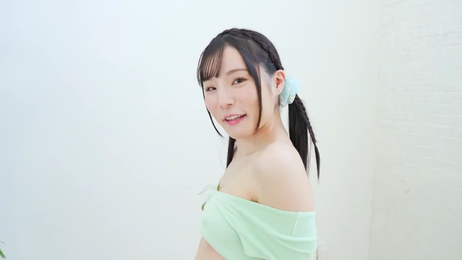 肩部特写 · 微笑 · 白墙背景 · 光线明亮 · 浅绿色露肩抹胸上衣 · 蓝色发圈