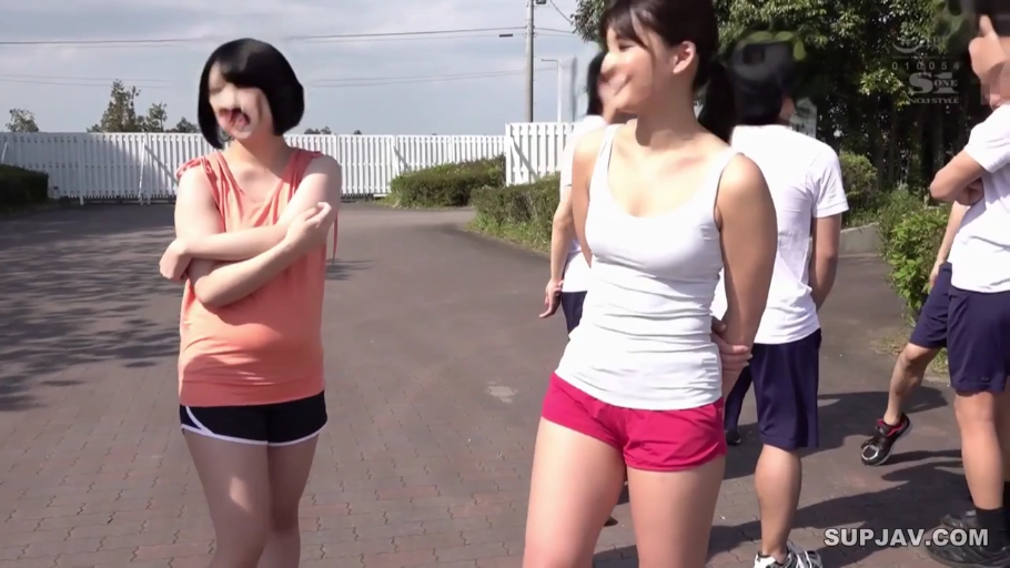 站立 · 中景 · 微笑 · 多人 · 户外 · 运动服 · 聚集