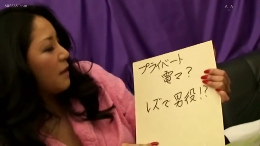 室内 · 若有所思 · 标语牌文字特写 · 粉色睡衣 · 标语牌