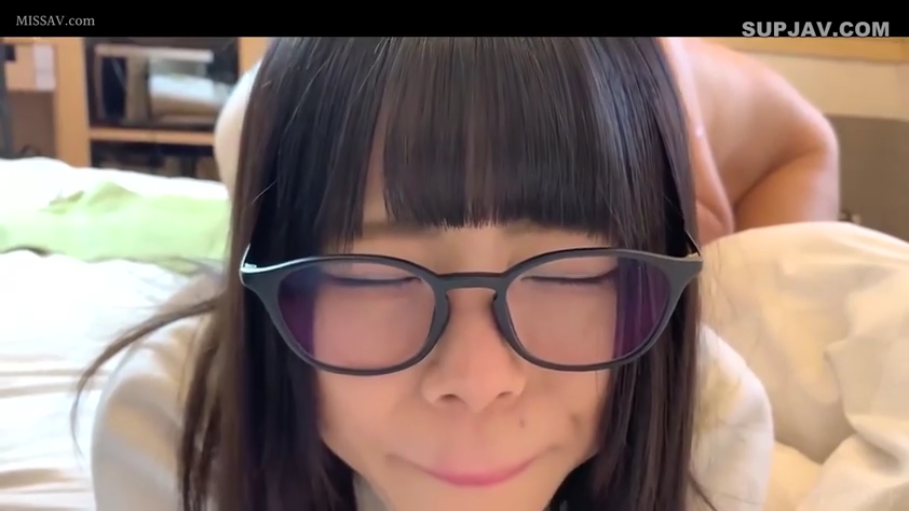 眼镜 · 脸部特写 · 全裸 · 卧室 · 闭眼 · 性爱 · 趴卧 · 齐刘海