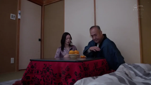 交谈中 · 被炉边 · 橘子 · 室内光线昏暗 · 人物半身中景 · 男子传统和服