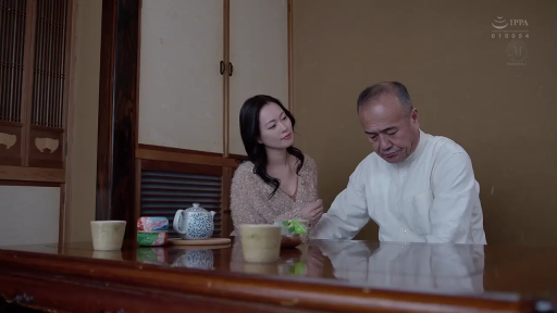 茶壶 · 日式居室 · 男子面部表情 · 女子米色针织衫 · 男子苦闷犹豫 · 和风装修
