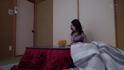 和室 · 微笑 · 丝绸睡衣 · 暖桌 · 女子侧脸