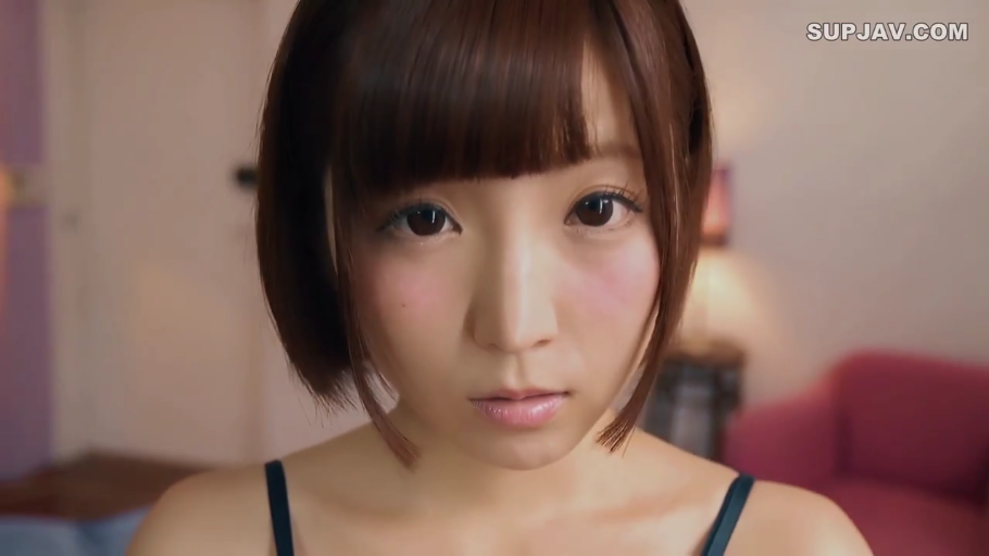 室内 · 脸部特写 · 凝视 · 短发 · 潮红 · 吊带衫 · 正面坐姿