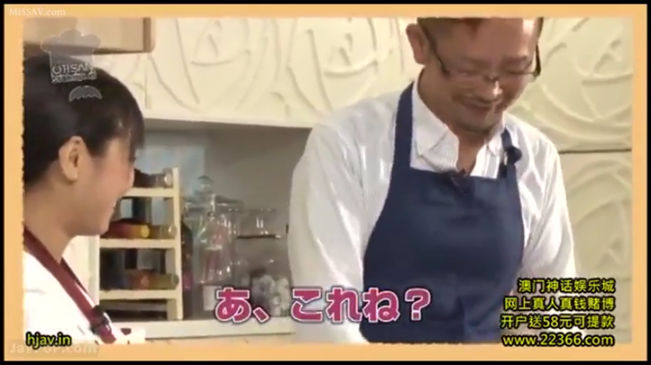 白色厨师服 · 说话 · 厨房 · 围裙 · 男人面部特写