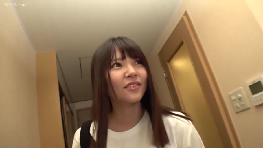 室内 · 站立 · 微笑 · 面部特写 · 注视 · 长发 · 白色T恤 · 单肩包