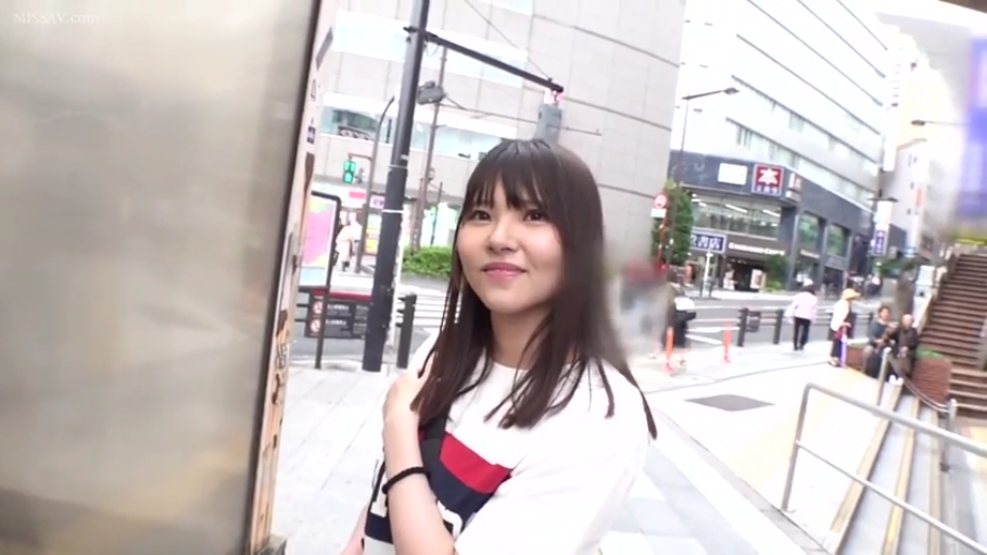 面部特写 · 户外 · 温柔微笑 · 白色休闲T恤