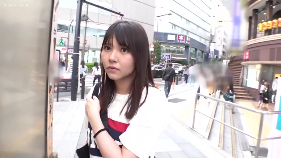 脸部 · 站立 · 街道 · T恤