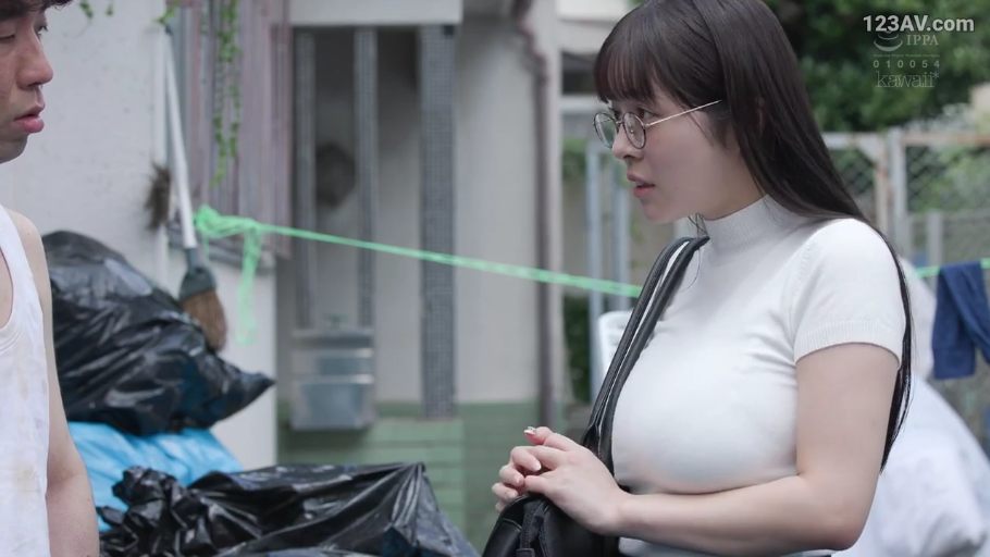专注 · 眼镜 · 户外 · 白色高领针织衫 · 女性侧脸特写