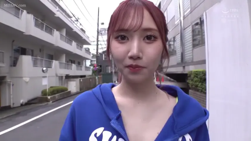 站姿 · 面部特写 · 注视镜头 · 户外街道 · 蓝色卫衣 · 红发 · 微露笑意