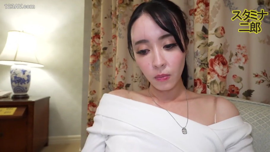 酒店房间 · 面无表情 · 锁骨特写 · 白色露肩上衣 · 光线柔和 · 项链