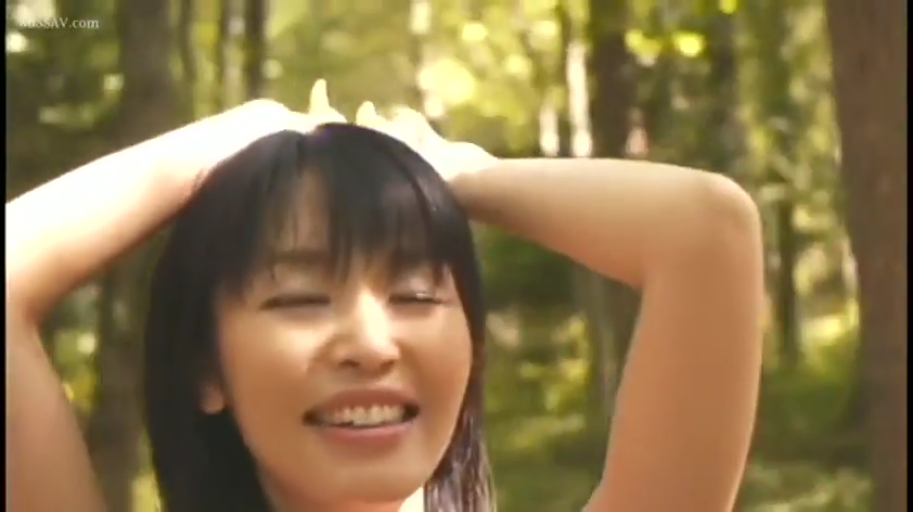 微笑 · 森林 · 肩部特写 · 裸露 · 阳光穿过树叶