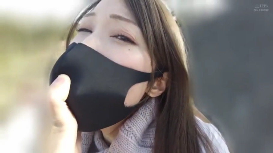 黑色口罩 · 配合注视 · 勾拉口罩的手指特写 · 户外空旷地带 · 黑色防护口罩