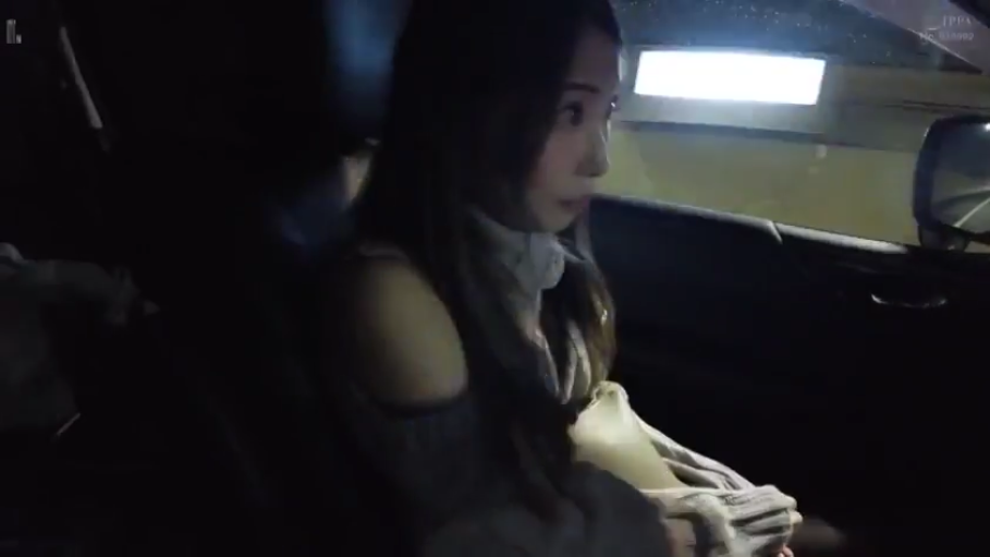 忧虑 · 上半身特写 · 车外路灯光线 · 露肩针织衫 · 深夜路面