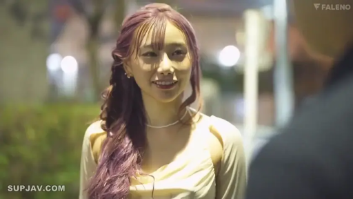 脸部特写 · 站立 · 开心 · 户外夜景 · 微笑对视 · 浅色连衣裙