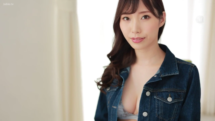 室内 · 胸部 · 微笑 · 注视镜头 · 长发 · 正面 · 牛仔外套