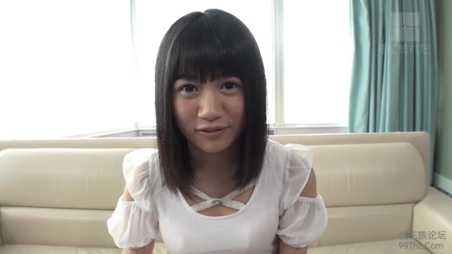 坐姿 · 微笑 · 面对镜头 · 面部特写 · 室内沙发 · 齐刘海 · 白色露肩上衣