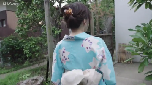 小径 · 不可視 · 浴衣背部细节 · 浅蓝色花纹浴衣 · 传统发饰