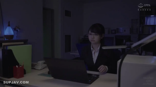 电脑 · 面无表情 · 办公室 · 昏暗灯光 · 浅色内衬衬衫 · 头部及上半身中景