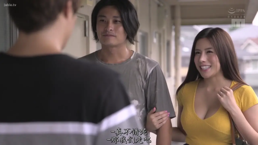 女性面部特写 · 开朗 · 黄色紧身低胸短袖 · 单肩包 · 住宅区