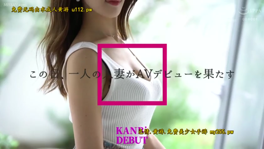 室内 · 胸部のクローズアップ · 微笑 · 白色紧身吊带背心 · 粉色边框标记胸部