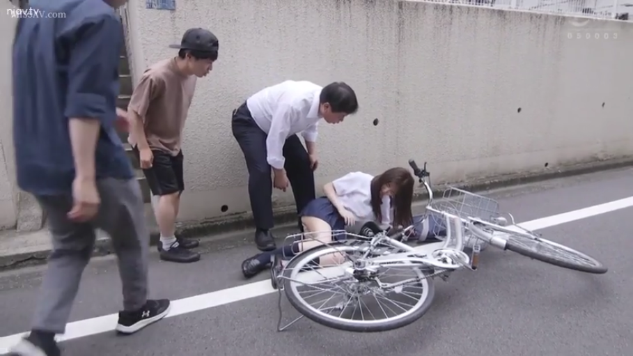 尴尬 · 室外街道 · 自行车 · 深色百褶短裙
