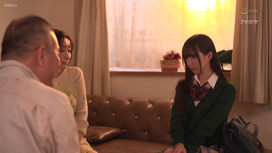 不安 · 居家 · 绿色制服毛衣 · 光线柔和 · 学生书包 · 母亲侧脸